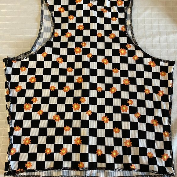 RUE21 NWT BLACK & WHITE CHECKED ORANGE FLOWERS CROP TOP WOMEN'S SIZES 1X AND L - Picture 2 of 4
